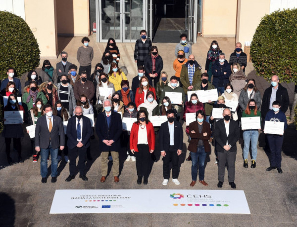 El centro ‘Virgen de Valvanera’ de Logroño recibe la bandera del programa Centros Educativos Hacia la Sostenibilidad entregada por el Gobierno de La Rioja