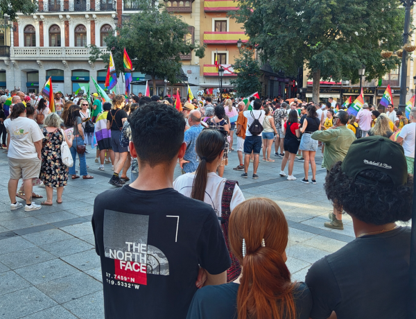 Personas usuarias del CGE Toledo participan en la marcha a favor del Orgullo LGTBI+ de Toledo