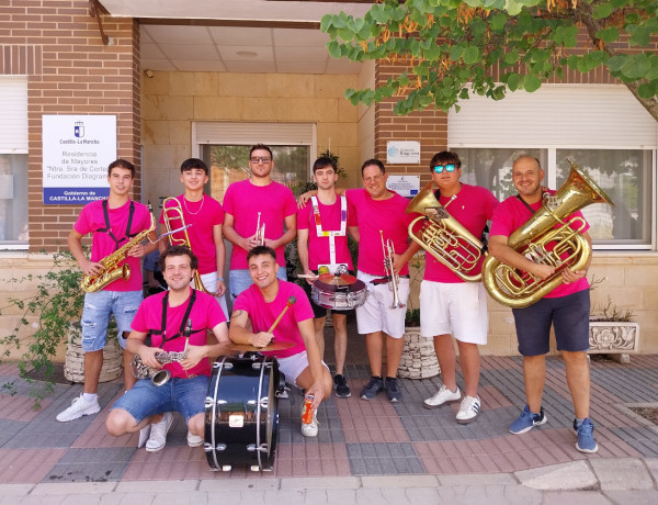La Residencia ‘Nuestra Señora de Cortes’ disfruta de la charanga Pasa la Birra durante las fiestas patronales de Alcaraz