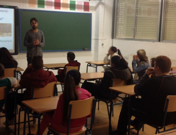 Profesionales del centro ‘Medina Azahara’ de Córdoba imparten una charla de prevención y sensibilización a menores de Secundaria