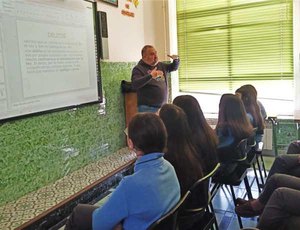 Un técnico del Servicio de Mediación Penal explica los delitos al alumnado del centro