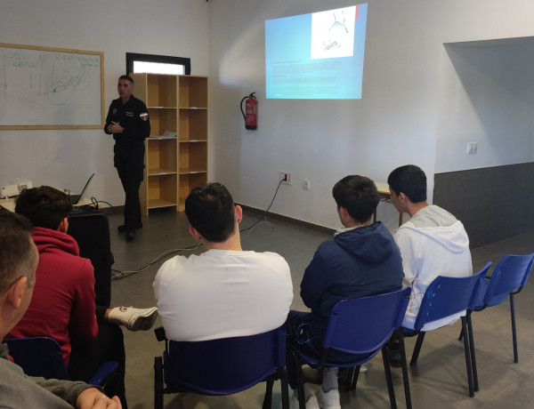 Jóvenes del centro educativo ‘La Zarza’ reciben una charla de prevención impartida por la ARAT