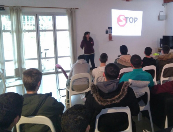 Jóvenes atendidos en el centro ‘La Jara’ de Alcalá de Guadaíra (Sevilla) asisten a una charla de concienciación sobre educación vial. Fundación Diagrama. Andalucía 2018.