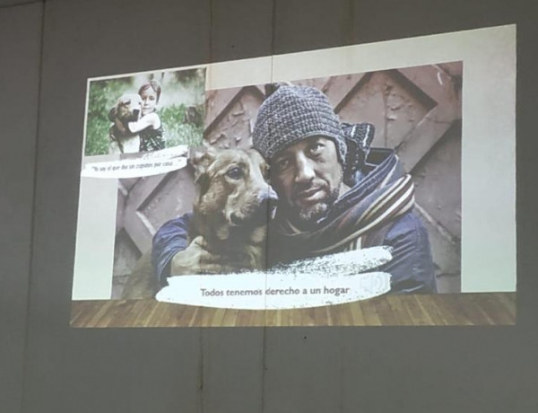 Una profesional de la Fundación Jesús Abandonado comparte una charla con las personas atendidas en el centro educativo ‘Las Moreras’ de Murcia