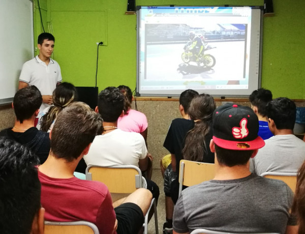 El piloto de Moto2 Iker Lecuona visita a los menores atendidos por Fundación Diagrama en diversos centros de la Comunidad Valenciana 