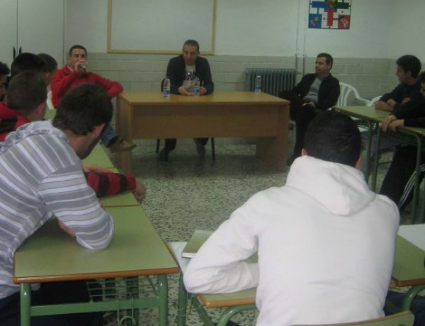 El entrenador de la Unión Deportiva Salamanca a los jóvenes del Centro “San Miguel”: “nunca es tarde para conseguir lo que uno se propone”
