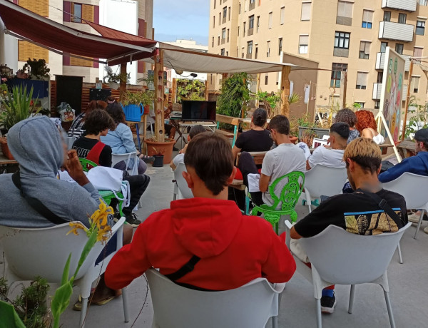 Jóvenes residentes del CEMMA Inagua (Canarias) asisten a un coloquio de temática afectivo-sexual 