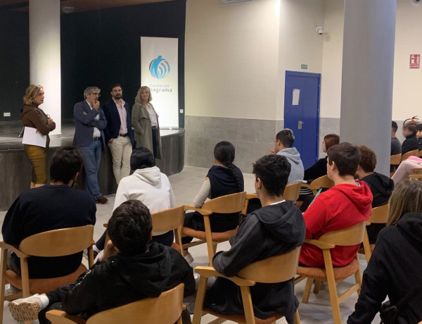 Los tres abogados y la jurista del centro hablan ante una audiencia de jóvenes
