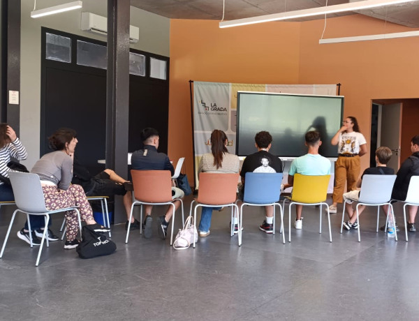 El grupo de jóvenes asiste a la charla de Proyecto Hombre