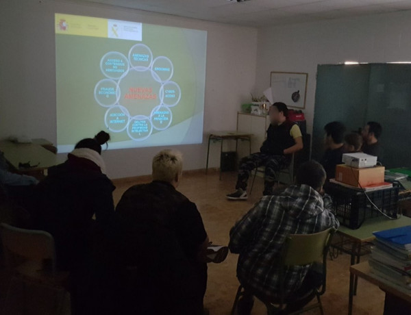Los menores del centro ‘Anassim’ de Llanera de Ranes (Valencia) asisten a una charla sobre el uso seguro de las redes sociales e internet. Fundación Diagrama. Comunidad Valenciana 2017. 