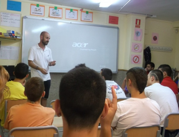Los menores del centro de acogida ‘Campanar’ de Valencia participan en una charla de sensibilización sobre inclusión social de niños sordos
