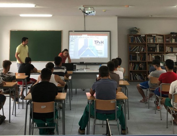 Los jóvenes del centro ‘La Villa’ de Villena (Alicante) asisten a una charla impartida por profesionales de la empresa Transportes Penadés e Hijos. Fundación Diagrama. Comunidad Valenciana 2018. 