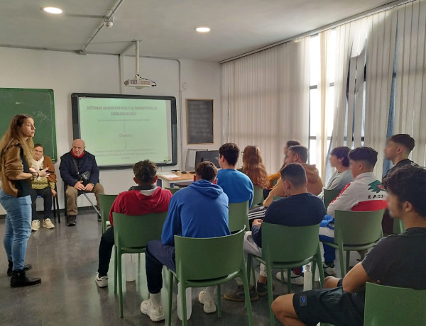 La trabajadora social de CEOM y los dos usuarios hablan con los chicos y chicas de Las Moreras