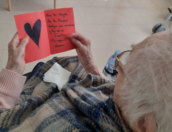 Una residente de María de la Paz lee el christmas que le ha escrito un joven de Odiel