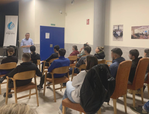 Charla de Ernesto Algarra a jóvenes de los centros 'Genil' de Granada