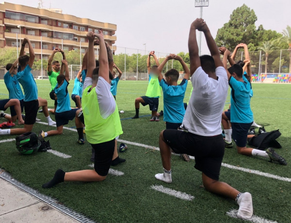 Cinco jóvenes atendidos por Fundación Diagrama en Alicante participan en un campus de entrenamiento organizado por RS5 Soccer y Decathlon Alicante. Comunidad Valenciana 2021. 