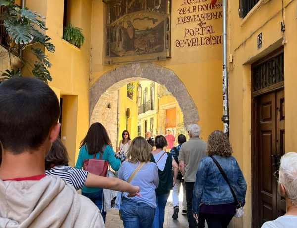 El grupo atraviesa el Portal de la Valldigna de Valencia