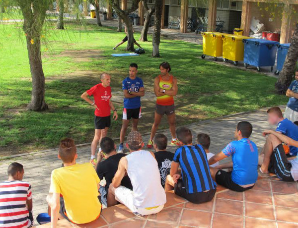 Jóvenes del Programa de Medio Abierto de la provincia de Valencia participan en un clinic de atletismo impartido por deportistas de élite