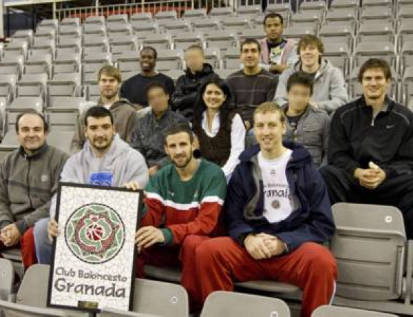 Menores del CIMI ‘San Miguel’, de Fundación Diagrama, entregan un mosaico al Club Baloncesto Granada