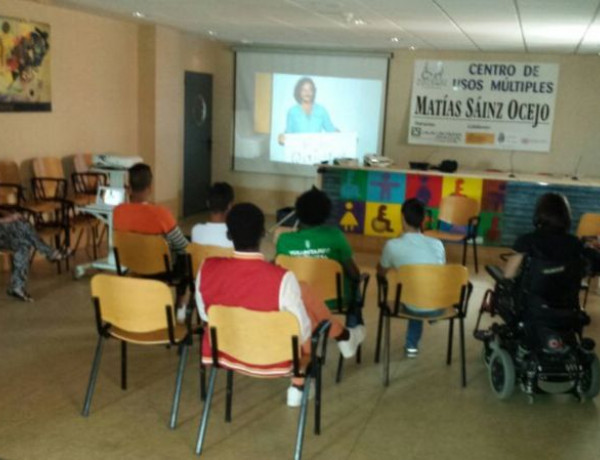 Los jóvenes del centro ‘El Acebo’ de Santander participan en una charla de sensibilización sobre discapacidad