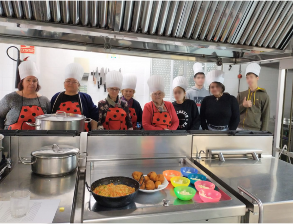 Un taller de cocina intergeneracional une a jóvenes atendidos en el Programa Labora y usuarias de la Residencia 'María de La Paz' de Nerva (Huelva)