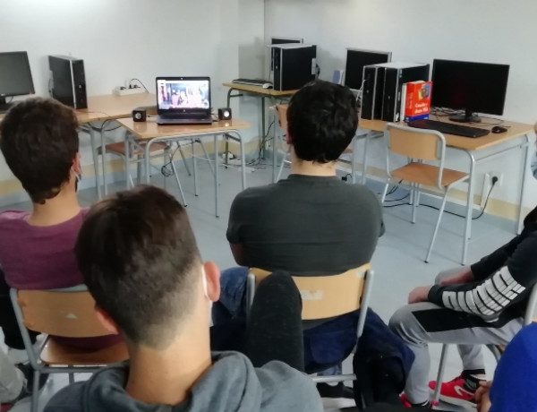El comisario provincial Ignacio del Olmo lleva a cabo una charla virtual con los jóvenes atendidos en la residencia ‘La Villa’ de Villena (Alicante)