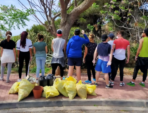 La conciencia ecológica de las personas jóvenes de la Residencia ‘Baix Maestrat’ de Vinarós (Castellón) se refuerza con una actividad de limpieza de residuos