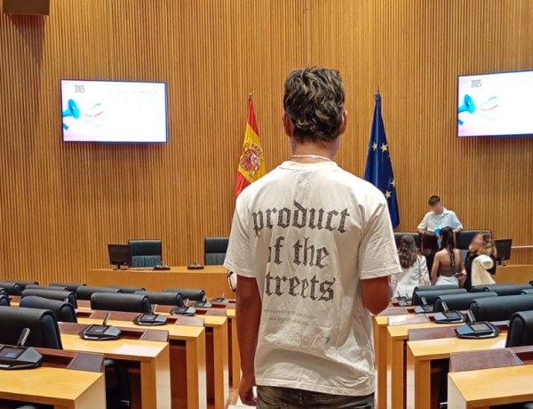 El joven en la sala donde se llevó a cabo la actividad