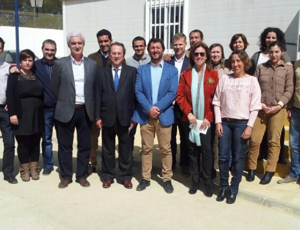 Emilio de Llera y Mercedes Fernández, durante su visita al centro 'Los Alcores' de Carmona (Sevilla)