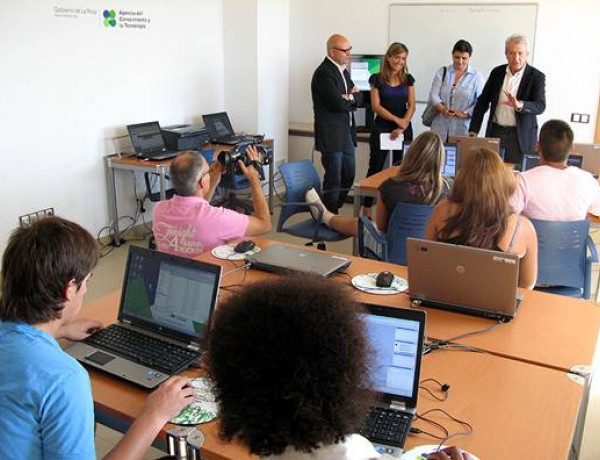 Visita de los consejeros de Presidencia y Administraciones Públicas del Gobierno de La Rioja a los jóvenes del Centro Virgen de Valvanera que realizan un curso de tratamiento digital de imágenes
