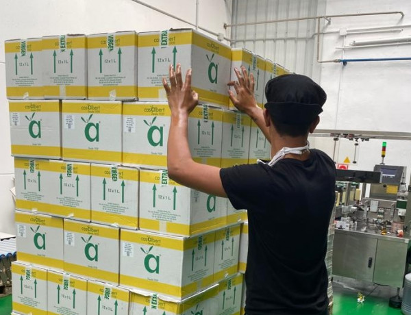 Contratan a dos jóvenes de la residencia ‘Torrent I’ de Torrente (Valencia) para sumarse a los equipos de trabajo de Bazar Glorieta y Aceites Albert
