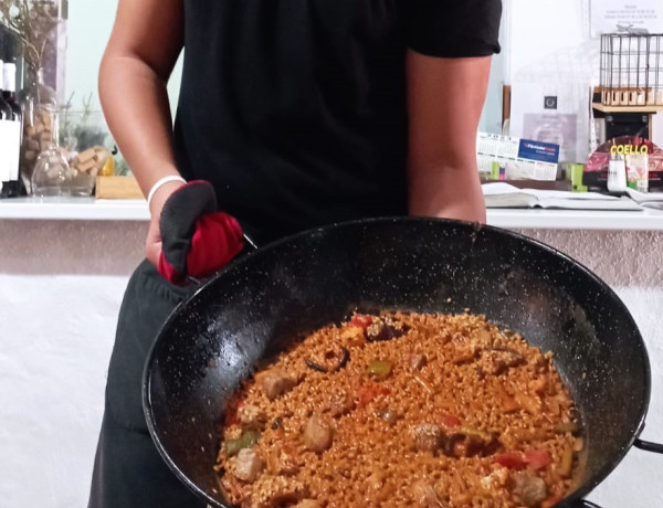El joven del Hogar Benalúa mostrando un arroz del restaurante Taberna To Bar