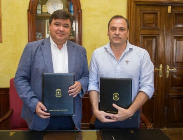 Gabriel Cruz, alcalde de Huelva, y Antonio Moreno, coordinador del Programa 'Labora' de Fundación Diagrama