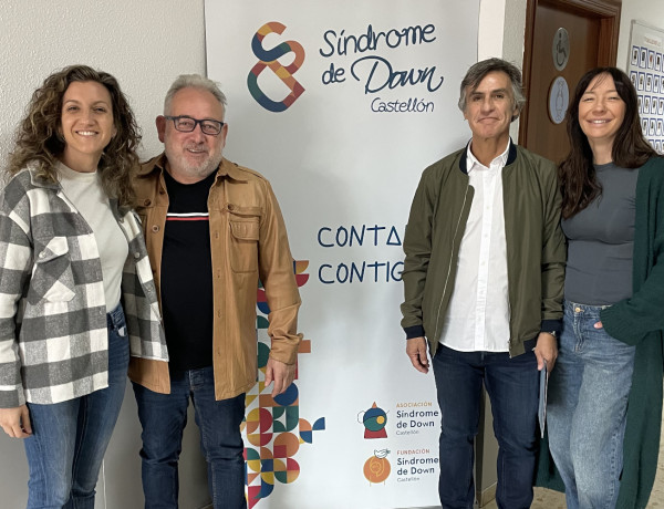 Foto de familia de responsables de la Asociación Síndrome de Down Castellón y de Fundación Diagrama