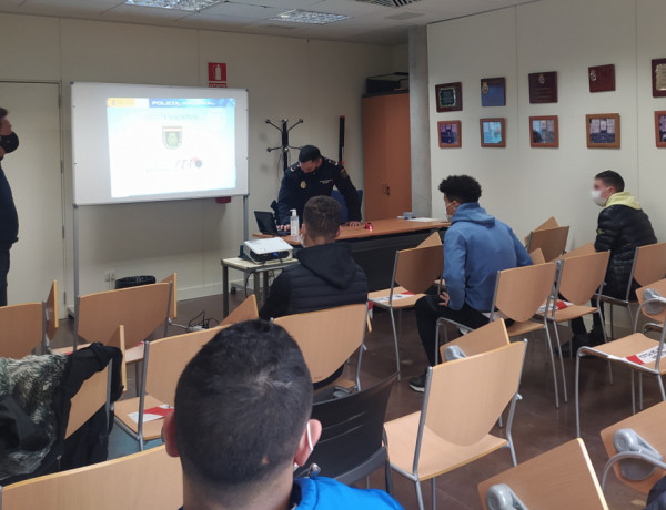 La Policía Nacional imparte una charla formativa sobre delitos de odio a los jóvenes del piso ‘Corindón’ de Madrid