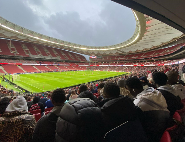Jóvenes de los CPA 'Acacias' y 'Vista Alegre' de Madrid en el Estadio Metropolitano