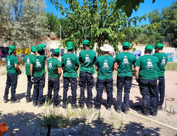 El grupo de jóvenes participantes, durante una práctica de jardinería