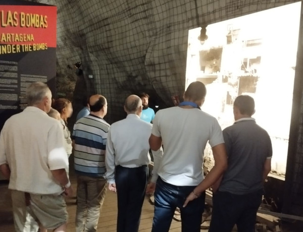 Personas usuarias del centro sociosanitario ‘Cristo de los Mineros’ de La Unión visitan el Museo-Refugio de la Guerra Civil