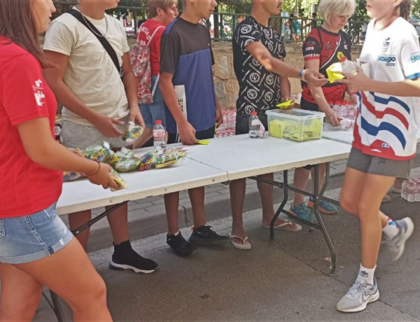 Tres jóvenes de la residencia de acogida ‘La Atalaya’ realizan tareas de voluntariado en el Cross Nocturno Ciudad de Villena