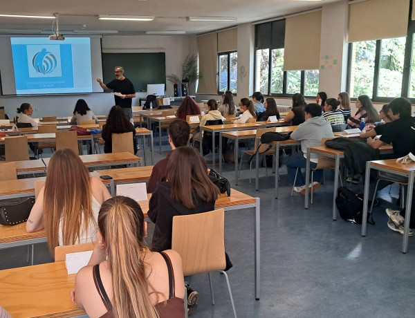 Javier Núñez imparte una charla profesional a alumnado de la UCLM