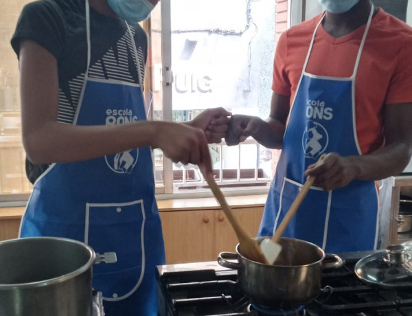 Jóvenes del servicio de primera acogida 'Montsià' de Amposta participan en un curso para obtener el Certificado de Profesionalidad de Cocina