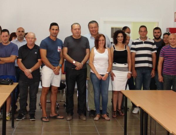 Francisco Legaz Cervantes con los alumnos del curso de formación sociosanitaria de La Unión