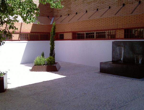 Jóvenes del Programa Puerta de Salida que Fundación Diagrama desarrolla en Extremadura rehabilitan el patio del centro en el que cumplen medidas judiciales