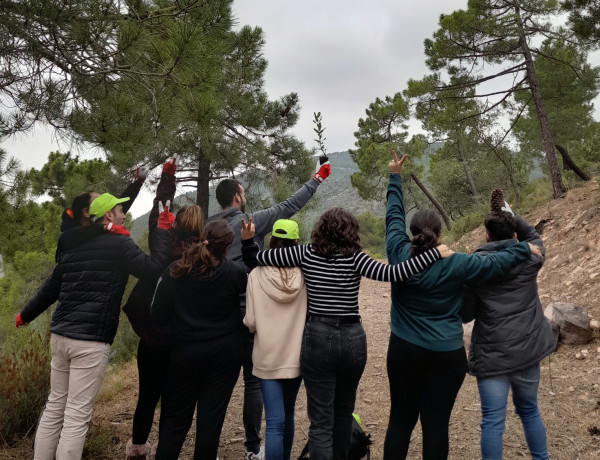 Seis jóvenes de la residencia de acogida ‘Mas de la Pinaeta’ de Gátova conmemoran el Día del Árbol de la Comunitat Valenciana