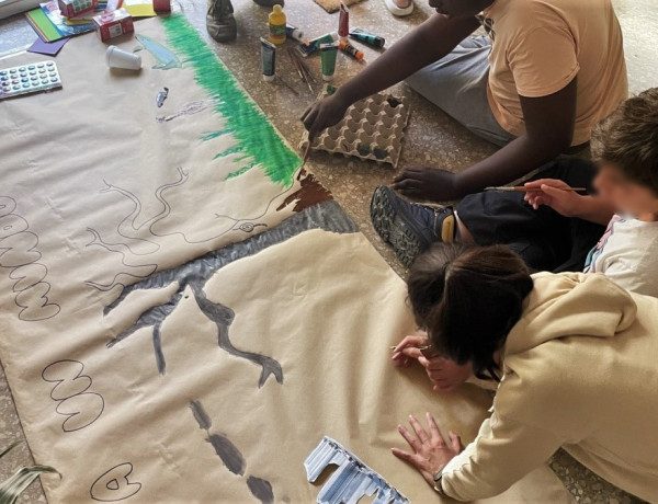 Los jóvenes colaboran en la elaboración del mural