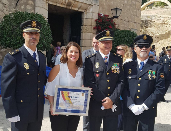 La directora del centro de acogida ‘Lucentum’ de Alicante recibe sendos reconocimientos de la Policía Nacional de Alicante y de la Guardia Civil. Fundación Diagrama 2017. 