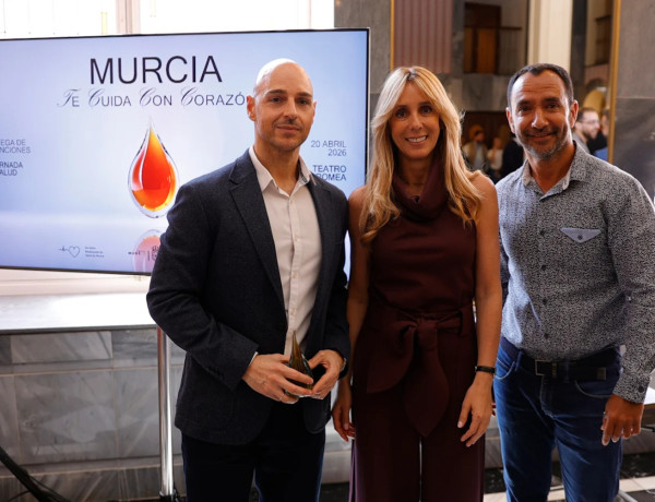 Francisco Miquel y José Ramón López, de Fundación Diagrama, con la concejala Pilar Torres