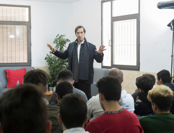 El doctor Mario Alonso Puig ofrece una charla sobre gestión emocional a los menores atendidos en el centro educativo ‘La Zarza’ de Abanilla (Murcia). Fundación Diagrama 2019. 