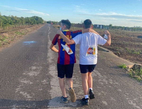 Dos jóvenes atendidos en la residencia ‘Anassim’ de Llanera de Ranes (Valencia) participan en una marcha solidaria contra el cáncer en la localidad de Massalfassar