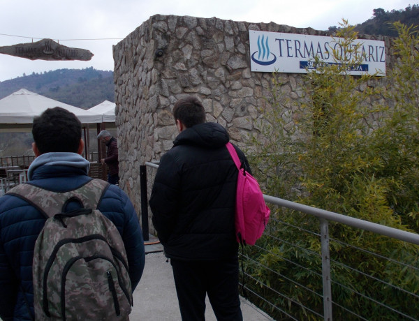 Los jóvenes entran a las termas